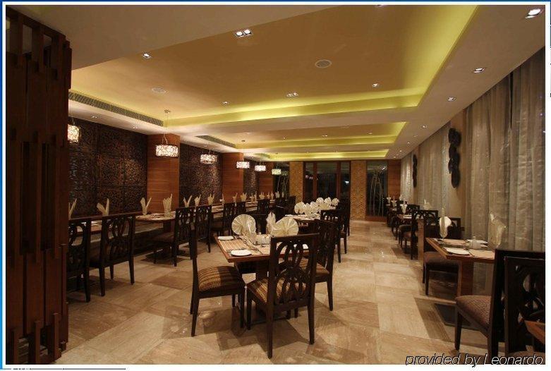 Hotel Riverview Ahmedabad Restaurante foto